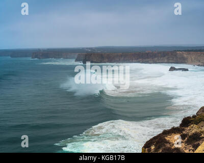 L'atlantique orageux au sud-ouest de la plupart de l'Europe. côte sud-ouest du Portugal. Banque D'Images