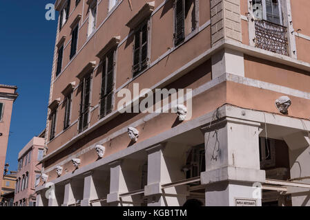 Shopping dans la vieille ville de kerkyra sur l'île grecque de Corfou Banque D'Images