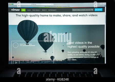 Milan, Italie - 10 août 2017 : page d'accueil du site Vimeo. Il s'agit d'un site Web de partage de vidéos dans lequel les utilisateurs peuvent télécharger, partager et visionner des vidéos. Logo Vimeo vis Banque D'Images