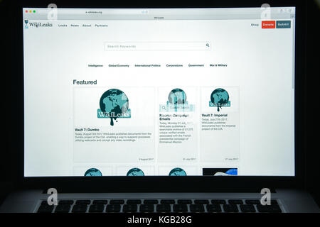 Milan, Italie - 10 août 2017 : Wikileaks accueil du site. c'est une organisation internationale à but non lucratif qui publie des informations secrètes et de classe Banque D'Images