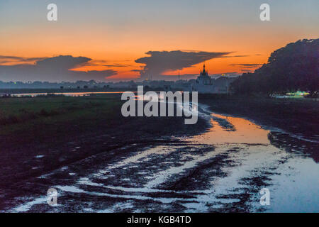 Mandalay, Myanmar - U Bein Bridge pour le coucher du soleil Banque D'Images