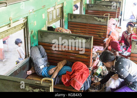 Pyin Oo LWIN (Myanmar) - en train de Hsipaw Banque D'Images