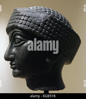 Ancienne tête diorite mésopotamienne de Gudea, souveraine (ensi) de Lagash en Mésopotamie méridionale, Irak, datant de la période néo-sumérienne (c. 2144–2124 av. J.-C.). Banque D'Images