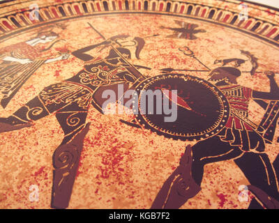Détail d'une vieille peinture historique grec sur un plat mythique héros et dieux. combats sur elle Banque D'Images