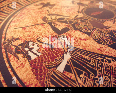 Détail d'une vieille peinture historique grec sur un plat mythique héros et dieux. combats sur elle Banque D'Images