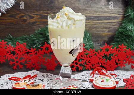 Dessert avec des cubes de gelée de liqueur irlandaise avec de la crème fouettée dans un verre. noël et nouvel an concept Banque D'Images