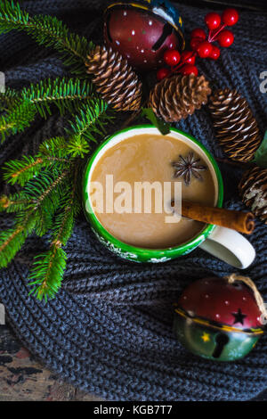 Tasse de café avec des épices et des décorations de Noël sur fond de bois vieux with copy space Banque D'Images