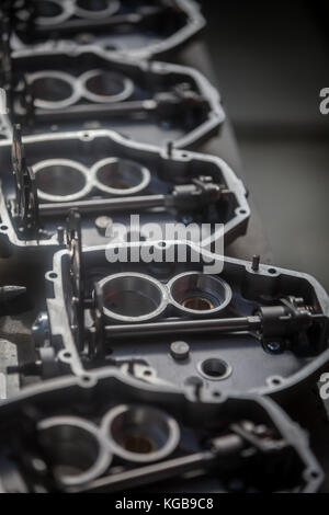 Détail d'un grand nombre de cache moteur moto sur une table. Banque D'Images