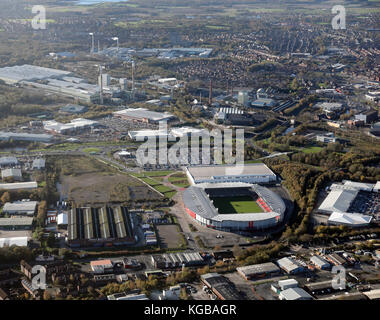 Vue aérienne de St Helens Rugby & Pilkingtons ville dont la masse, Merseyside, Royaume-Uni Banque D'Images