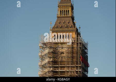 Les chambres du Parlement au lever du soleil en automne depuis le pont de Westminster avec ciel bleu, Londres, Royaume-Uni Banque D'Images