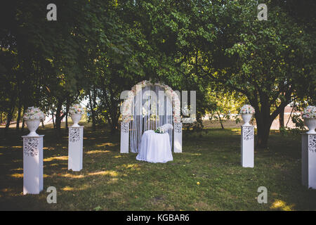 Décorations de mariage. les fleurs dans un vase blanc. table de mariage et de fête, Arch. de l'intérieur. Banque D'Images