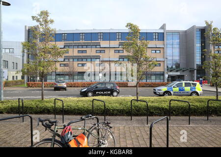 Des véhicules de police à l'extérieur du campus du Edinburgh College à Granton, où un policier a subi des blessures non mortelles après avoir été poignardé dans le dos. Banque D'Images