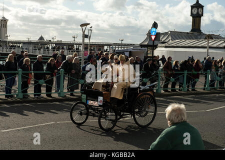 Le Londres à Brighton veteran car run est le plus ancien événement de l'automobile dans le monde. Les voitures qui doit avoir été construite avant 1905 set off fr Banque D'Images