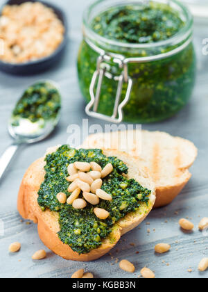 Baguette de pain avec du pesto frais Banque D'Images
