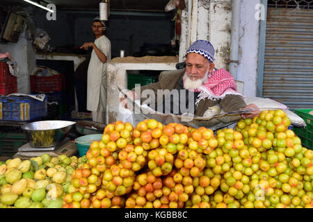 Ahmedabad, Gujarat, Inde - 30 janvier 2015 : vente de légumes de charrettes dans la rue dans la ville ahmedad dans l'état du Gujarat en Inde Banque D'Images