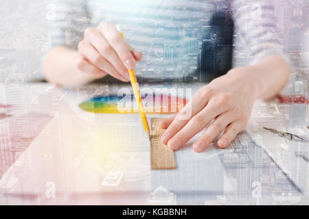 Ligne droite. close up d'une règle dans les mains d'un ingénieur professionnel femme dessinant une ligne tout en travaillant sur le plan Banque D'Images