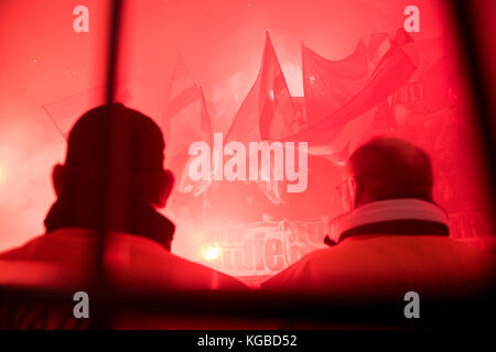 Dortmund, Deutschland. 04th Nov, 2017. Feature, bengalisches Feuer im Fanblock von M, Fussball 1. Bundesliga, 11. Spieltag, Borussia Dortmund (DO) - FC Bayern Munich (M) 1:3, AM 04.11.2017 à Dortmund/ Allemagne. |utilisation dans le monde entier crédit : dpa/Alamy Live News Banque D'Images