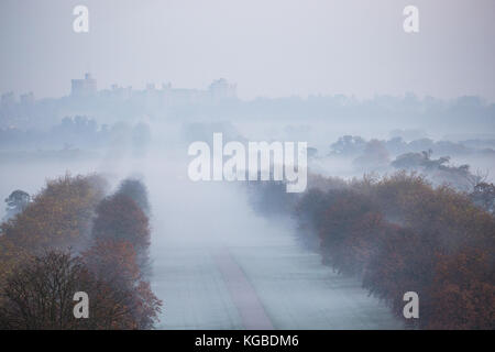 Windsor, Royaume-Uni. 6Th nov 2017. uk météo. Le château de Windsor et la longue marche peu après le lever du soleil sur un matin glacial et brumeux à Windsor Great Park. crédit : mark kerrison/Alamy live news Banque D'Images