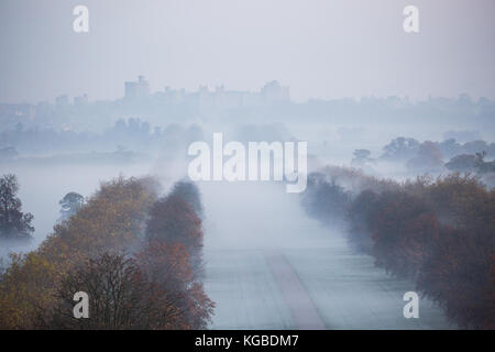 Windsor, Royaume-Uni. 6Th nov 2017. uk météo. Le château de Windsor et la longue marche peu après le lever du soleil sur un matin glacial et brumeux à Windsor Great Park. crédit : mark kerrison/Alamy live news Banque D'Images