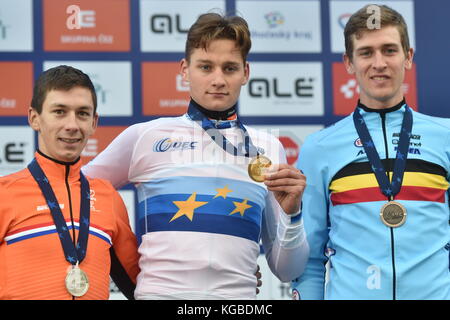 L-r lars van der Haar (Pays-Bas, 2e place), mathieu van der Poel (Pays Bas, 1e place), toon AERTS (Belgique, 3e place) cyclo-cross de cyclistes sur le podium au cours de l'uec 2017 championnats d'Europe de cyclo-cross à Tabor, en République tchèque, le 5 novembre 2017. (Ctk photo/valcav pancer) Banque D'Images