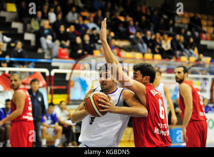 Minturno, Italie. 5 novembre 2017. Davide Serino #8 du panier Scauri marque le panier contre Luca Bisconti #6 de Virtus Valmontone pendant la première moitié du match de basket-ball, Ligue nationale italienne de basket-ball Old Wild West - série B crédit: Antonio Ciufo/Alay Live News Banque D'Images