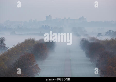 Windsor, Royaume-Uni. 6Th nov 2017. uk météo. Le château de Windsor et la longue marche peu après le lever du soleil sur un matin glacial et brumeux à Windsor Great Park. crédit : mark kerrison/Alamy live news Banque D'Images