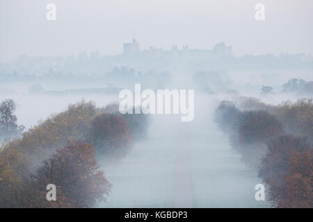 Windsor, Royaume-Uni. 6Th nov 2017. uk météo. Le château de Windsor et la longue marche peu après le lever du soleil sur un matin glacial et brumeux à Windsor Great Park. crédit : mark kerrison/Alamy live news Banque D'Images