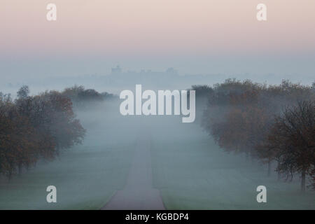 Windsor, Royaume-Uni. 6Th nov 2017. uk météo. Le château de Windsor et la longue marche peu après le lever du soleil sur un matin glacial et brumeux à Windsor Great Park. crédit : mark kerrison/Alamy live news Banque D'Images