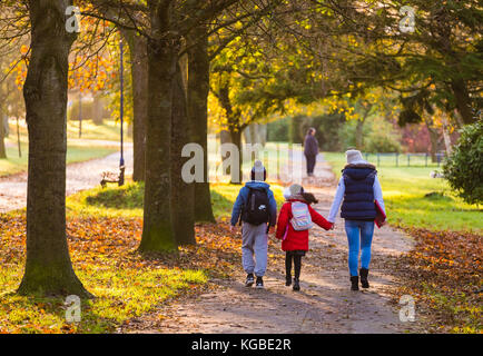 Pays de Galles Aberystwyth uk, lundi 06 novembre 2017 Météo France : le premier jour retour à l'école après l'automne hald terme briser au Pays de Galles, une mère promenades ses enfants à l'école primaire vers le bas plascrug avenue sur un son net et froid matin de novembre crédit photo : Keith morris/Alamy live news Banque D'Images