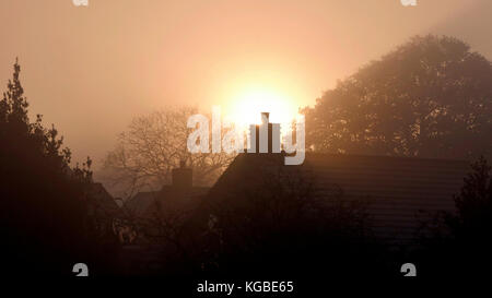 Ashbourne, Derbyshire. 6 novembre 2017. Météo Royaume-Uni : lever de soleil glacial brumeux sur Ashbourne Derbyshire, la porte d'entrée du parc national de Peak District, Angleterre crédit : Doug Blane/Alamy Live News Banque D'Images