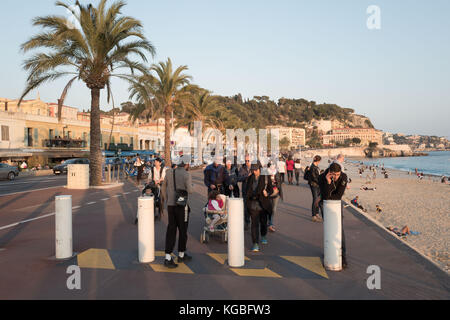 Nice, France. 29 octobre 2017. De nombreuses bornes peuvent être aperçues à côté de la Promenade des Anglais à Nice, France, 29 octobre 2017. L'attaque terroriste pn le 14 juillet 2016 a tué 86 personnes sur le boulevard. - PAS DE SERVICE - crédit : Jörg Carstensen/dpa/Alamy Live News Banque D'Images