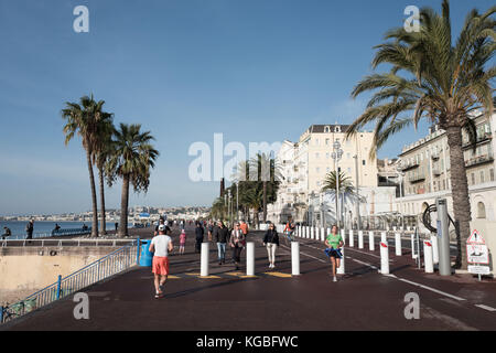 Nice, France. 29 octobre 2017. De nombreuses bornes peuvent être aperçues à côté de la Promenade des Anglais à Nice, France, 29 octobre 2017. L'attaque terroriste pn le 14 juillet 2016 a tué 86 personnes sur le boulevard. - PAS DE SERVICE - crédit : Jörg Carstensen/dpa/Alamy Live News Banque D'Images