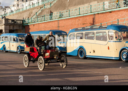 Brighton, Royaume-Uni. 5 novembre 2017. London to Brighton Veteran car Run 2017 montrant la voiture 317 arrivant à Brighton avec des entraîneurs Lodges derrière Credit : stuart Price/Alamy Live News Banque D'Images