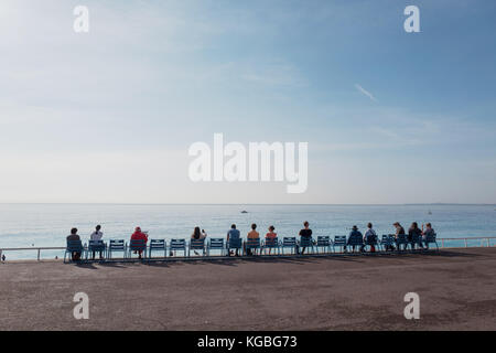 Nice, France. 29 octobre 2017. Les gens peuvent être vus à la Promenade des Anglais à Nice, France, 29 octobre 2017. L'attaque terroriste pn le 14 juillet 2016 a tué 86 personnes sur le boulevard. - PAS DE SERVICE - crédit : Jörg Carstensen/dpa/Alamy Live News Banque D'Images