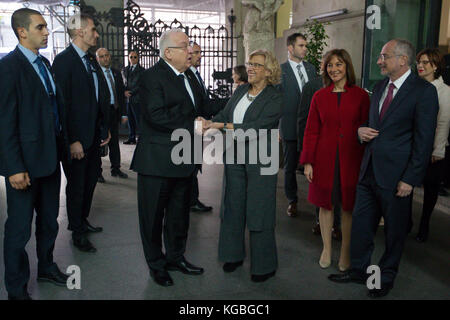 Madrid, Espagne. 08Th nov, 2017. Madrid mayor manuela carmena reçoit le président Reuven Rivlin lors d'une cérémonie d'accueil, à Madrid, le lundi, 06 novembre 2017. crédit : gtres información más comuniación sur ligne, s.l./Alamy live news Banque D'Images