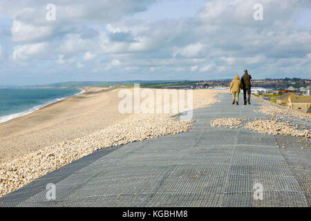 Portland, UK. 6Th nov 2017. uk weather. soleil, mer étincelante et fluffy clouds faite pour une très agréable après-midi sur la plage de Chesil crédit : Stuart fretwell/Alamy live news Banque D'Images