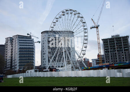 Birmingham, UK. 6Th Nov 2017. La mise en place de la roue de Birmingham qui devrait ouvrir ses portes le jeudi 16 novembre 2017 jusqu'au dimanche 7 janvier 2018 et sera ouvert tous les jours de 10h00 à 22h00 sauf jour de Noël Crédit : Steven re/Alamy Live News Banque D'Images