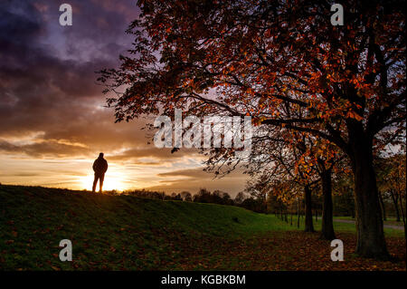 Bolton, Lancashire, UK. 6 novembre, 2017 Coucher de soleil glorieux. pour finir une belle journée au parc leverhulme à Bolton, Lancashire. une marchette silhouetté contre le ciel de nuit. photo par Paul heyes, lundi 06 novembre, 2017. crédit : Paul heyes/Alamy live news Banque D'Images