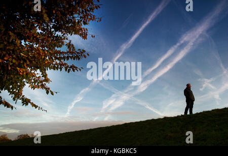 Bolton, Lancashire, UK. 6 novembre, 2017 Coucher de soleil glorieux. pour finir une belle journée au parc leverhulme à Bolton, Lancashire. photo par Paul heyes, lundi 06 novembre, 2017. crédit : Paul heyes/Alamy live news Banque D'Images