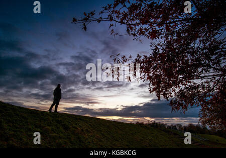 Bolton, Lancashire, UK. 6 novembre, 2017 Coucher de soleil glorieux. pour finir une belle journée au parc leverhulme à Bolton, Lancashire. une marchette silhouetté contre le ciel de nuit. photo par Paul heyes, lundi 06 novembre, 2017. crédit : Paul heyes/Alamy live news Banque D'Images