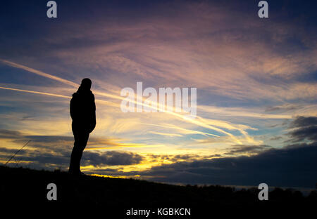 Bolton, Lancashire, UK. 6 novembre, 2017 Coucher de soleil glorieux. pour finir une belle journée au parc leverhulme à Bolton, Lancashire. une marchette silhouetté contre le ciel de nuit. photo par Paul heyes, lundi 06 novembre, 2017. crédit : Paul heyes/Alamy live news Banque D'Images