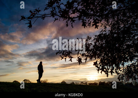 Bolton, Lancashire, UK. 6 novembre, 2017 Coucher de soleil glorieux. pour finir une belle journée au parc leverhulme à Bolton, Lancashire. une marchette silhouetté contre le ciel de nuit. photo par Paul heyes, lundi 06 novembre, 2017. crédit : Paul heyes/Alamy live news Banque D'Images