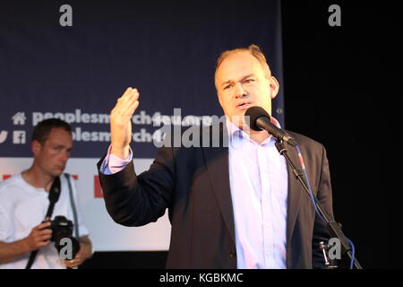 Mp libéral démocrate et ancien ministre de l'énergie monsieur ed davey parle à un anti-brexit rassemblement à la place du parlement, Westminster. Banque D'Images