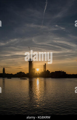 Londres, Royaume-Uni. 6 novembre, 2017. Le soleil se couche sur le port de Chelsea et de la Tamise. London 06 Nov 2017. Crédit : Guy Bell/Alamy Live News Banque D'Images