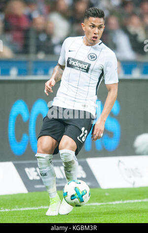 Francfort, Deutschland. 03 Nov, 2017. Carlos SALCEDO (F) avec Ball, Einzelaktion avec Ball, Aktion, Fussball 1. Bundesliga, 11. Spieltag, Eintracht Frankfurt (F) - SV Werder Brême (HB) 2:1, AM 03.11.2017 à Francfort/ Allemagne. |utilisation dans le monde entier crédit : dpa/Alamy Live News Banque D'Images