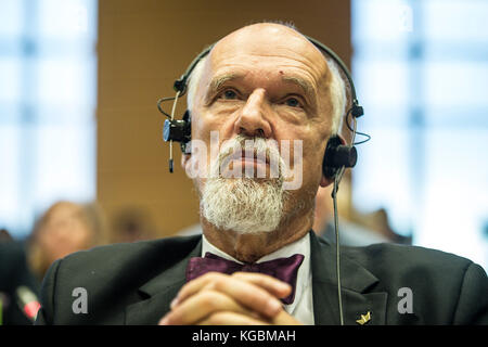 Janusz Korwin Mikke, membre du Parlement européen, lors de la réunion de la Commission des libertés civiles, de la justice et des affaires intérieures sur l'État de droit en Pologne au siège du Parlement européen à Bruxelles, Belgique, le 06.11.2017 par Wiktor Dabkowski | usage Worldwide Banque D'Images