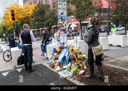 New York City, États-Unis. 6 novembre 2017. Des fleurs commémoratives sont laissées pour huit cyclistes et piétons qui ont été tués par un terroriste le 6 novembre 2017 sur une piste cyclable à Manhattan, New York City. Sayfullo Saipov, un immigrant de 29 ans originaire d'Ouzbékistan, a intentionnellement conduit une fourgonnette louée sur le sentier de vélo d'autoroute du côté ouest dans l'après-midi d'Halloween, le 31 octobre 2017. Crédit: Brésil Photo Press/Alay Live News Banque D'Images