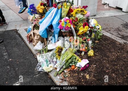 New York City, États-Unis. 6 novembre 2017. Des fleurs commémoratives sont laissées pour huit cyclistes et piétons qui ont été tués par un terroriste le 6 novembre 2017 sur une piste cyclable à Manhattan, New York City. Sayfullo Saipov, un immigrant de 29 ans originaire d'Ouzbékistan, a intentionnellement conduit une fourgonnette louée sur le sentier de vélo d'autoroute du côté ouest dans l'après-midi d'Halloween, le 31 octobre 2017. Crédit: Brésil Photo Press/Alay Live News Banque D'Images