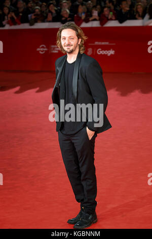 ROME, ITALIE - 04 novembre : Silvio Muccino promenades un tapis rouge pour 'La Place' au cours du 12e Festival du Film de Rome à l'Auditorium Parco della Musica, le 4 novembre 2017 à Rome, Italie. Banque D'Images