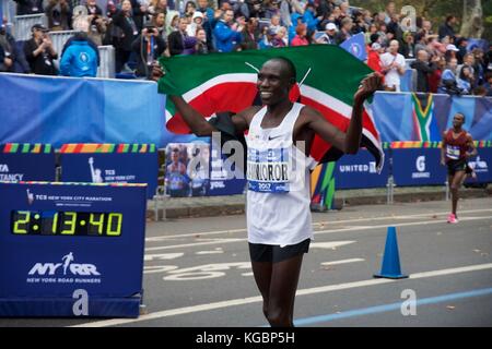 New York, États-Unis. 5 novembre 2017. Kamworer vainqueur du NY Marathon 2017 : John McAdorey/Alay Live News Banque D'Images